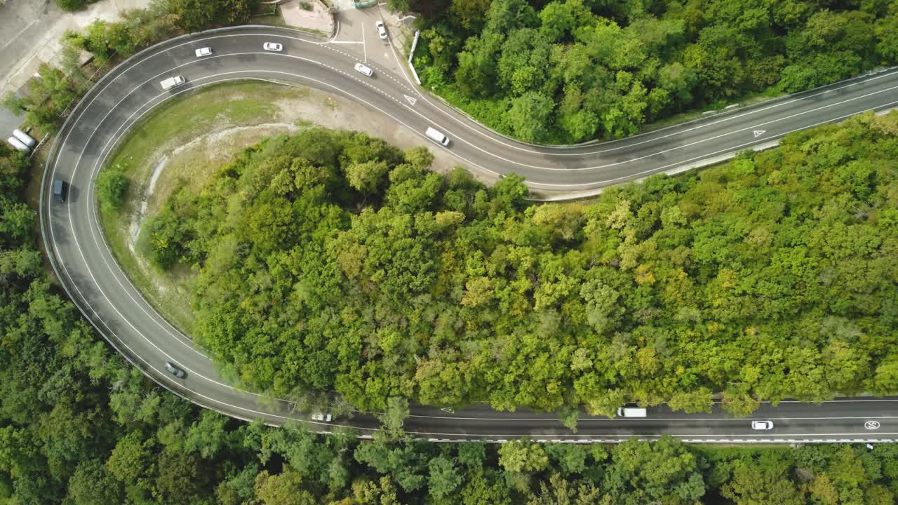 山里的公路。山蜿蜒的视频素材