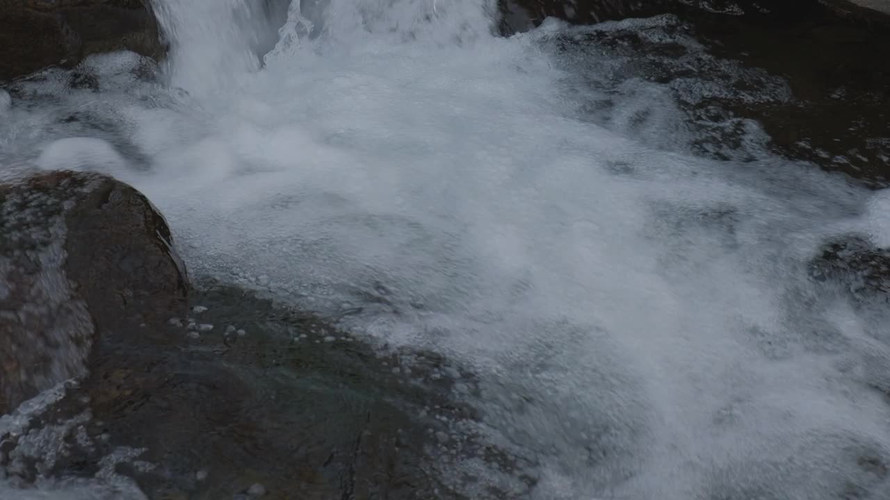 山石中间高山泉水的瀑布视频素材