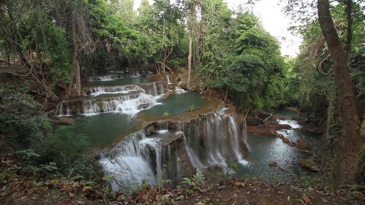 Huay Mae Kamin瀑布视频素材