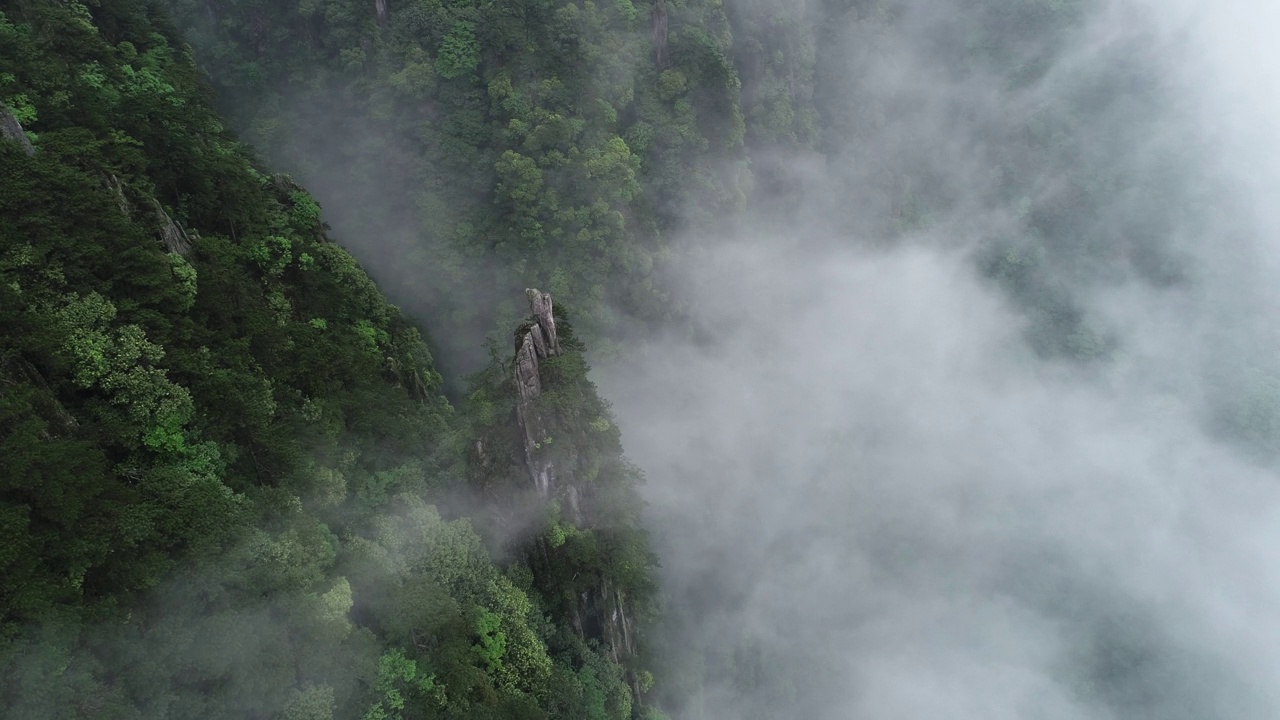 云雾笼罩着群山视频素材