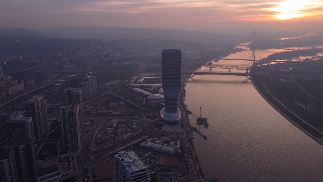 观赏贝尔格莱德海滨建筑和萨瓦河。视频素材