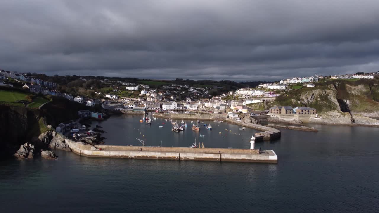 Mevagissey，康沃尔-轨道- 4K空中无人机镜头视频下载