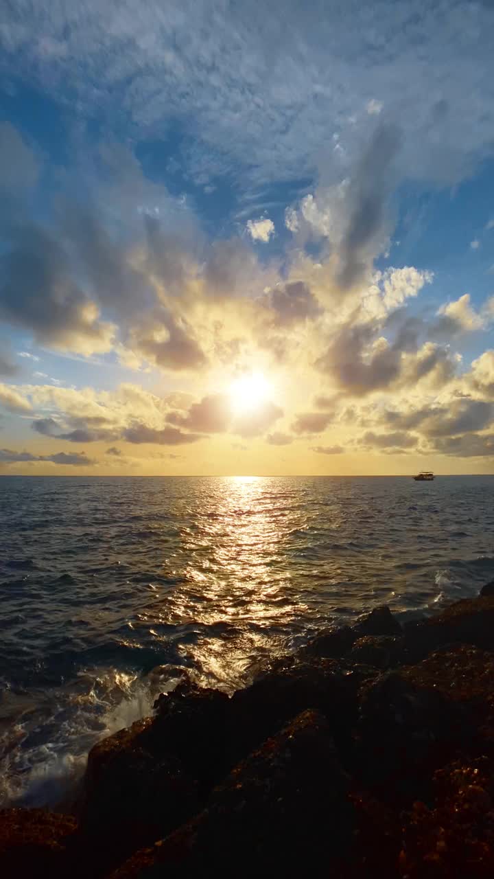 日落时，海浪和壮丽的云雾伴着灿烂的太阳视频素材