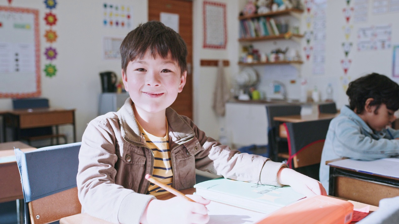 面对，学习和学生在教室画画，学习或微笑教育。书籍，艺术发展和快乐，有创造力和亚洲男孩或孩子的知识或创造力在幼儿园或学校视频素材