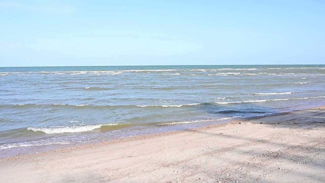 慢动作海水海浪和沙滩景观与蓝天，美丽的自然背景视频素材