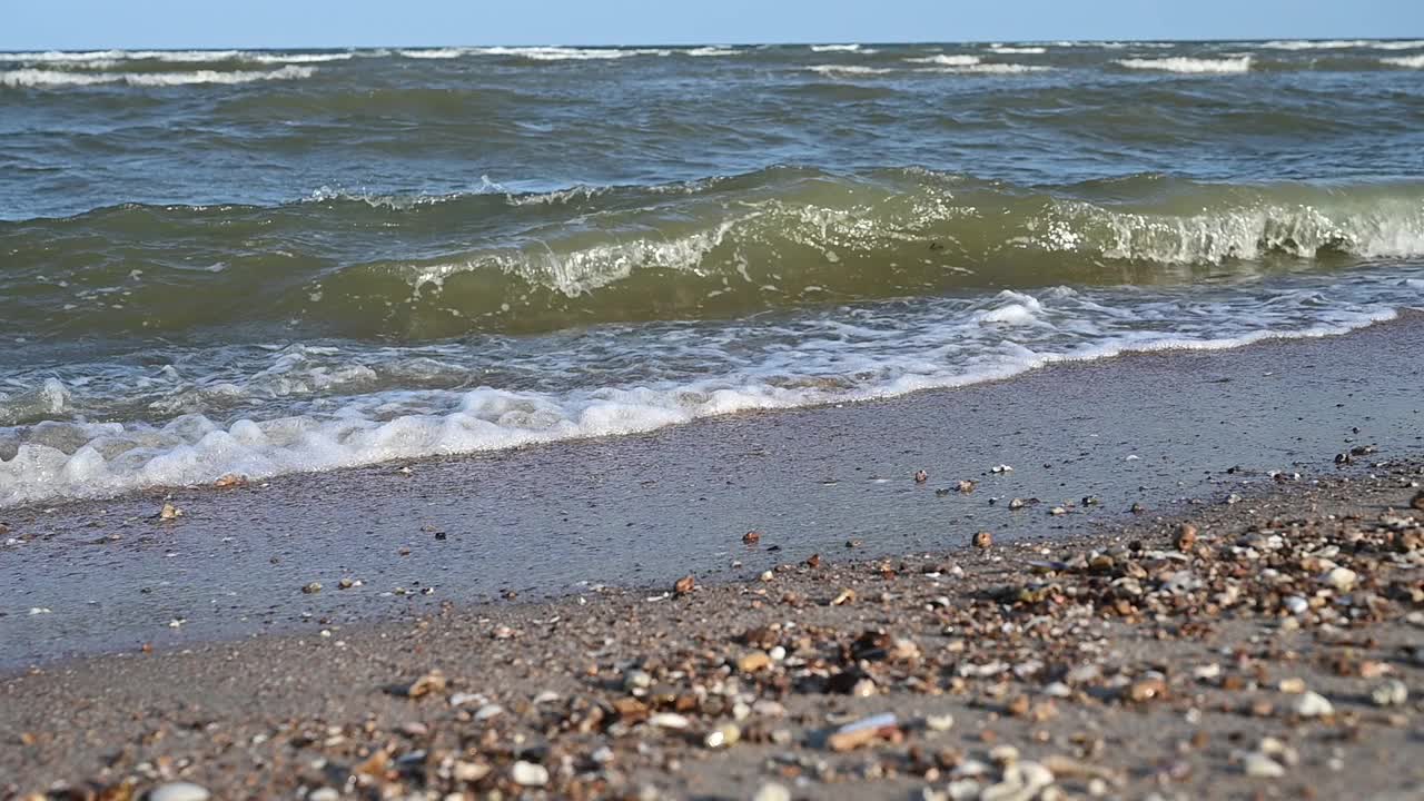 慢动作海水海浪和沙滩景观与蓝天，美丽的自然背景视频素材