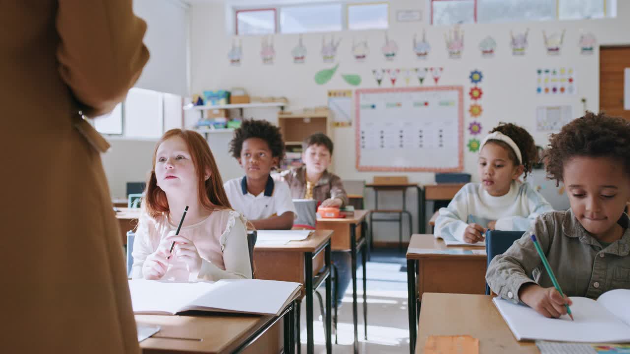 教育，学习击掌，老师与学生在学校课堂上取得成就。幼儿园，妇女或教育工作者为答对问题的孩子们鼓掌庆祝。视频素材