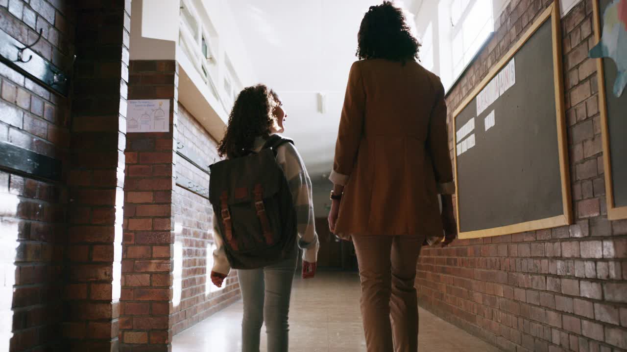 在学校，学生牵着妈妈的手在走廊或走廊上散步，接受教育。回来，学习奖学金或支持，照顾女人或妈妈带着孩子或女孩在幼儿园学习。视频素材