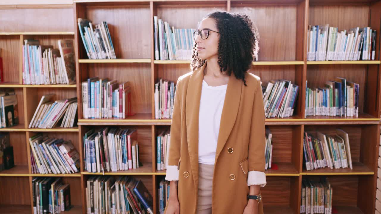 学习，教育和书籍与黑人妇女在图书馆的研究，大学讲师和知识。学校，学院和目标与教师在校园学习，信息和学术阅读视频素材