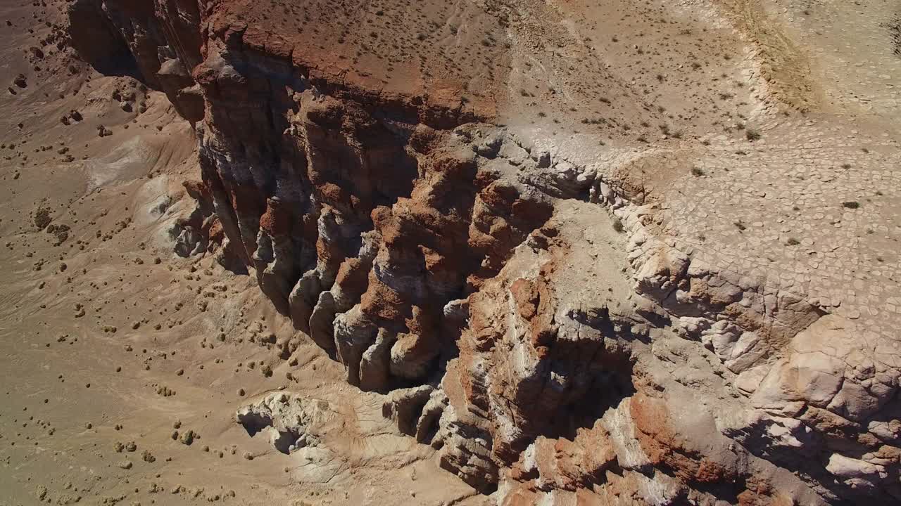 加州莫哈韦沙漠的红色砂岩地层空中拍摄向后倾斜视频素材