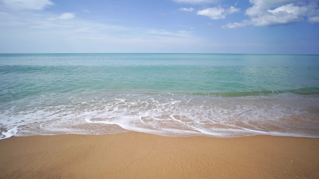 全景海滩白沙海浪慢动作泡沫表面海夏天。视频素材