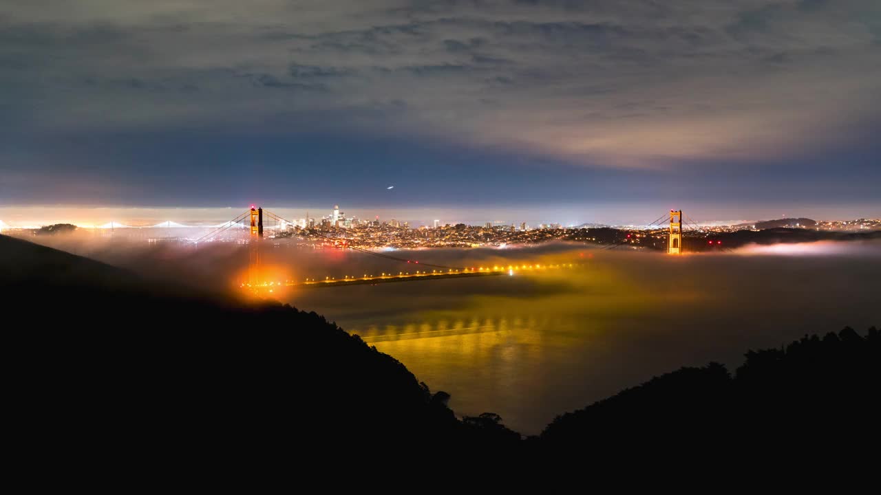 时间间隔封锁的金门大桥在黄昏与浓雾在前景-旧金山，加利福尼亚视频素材