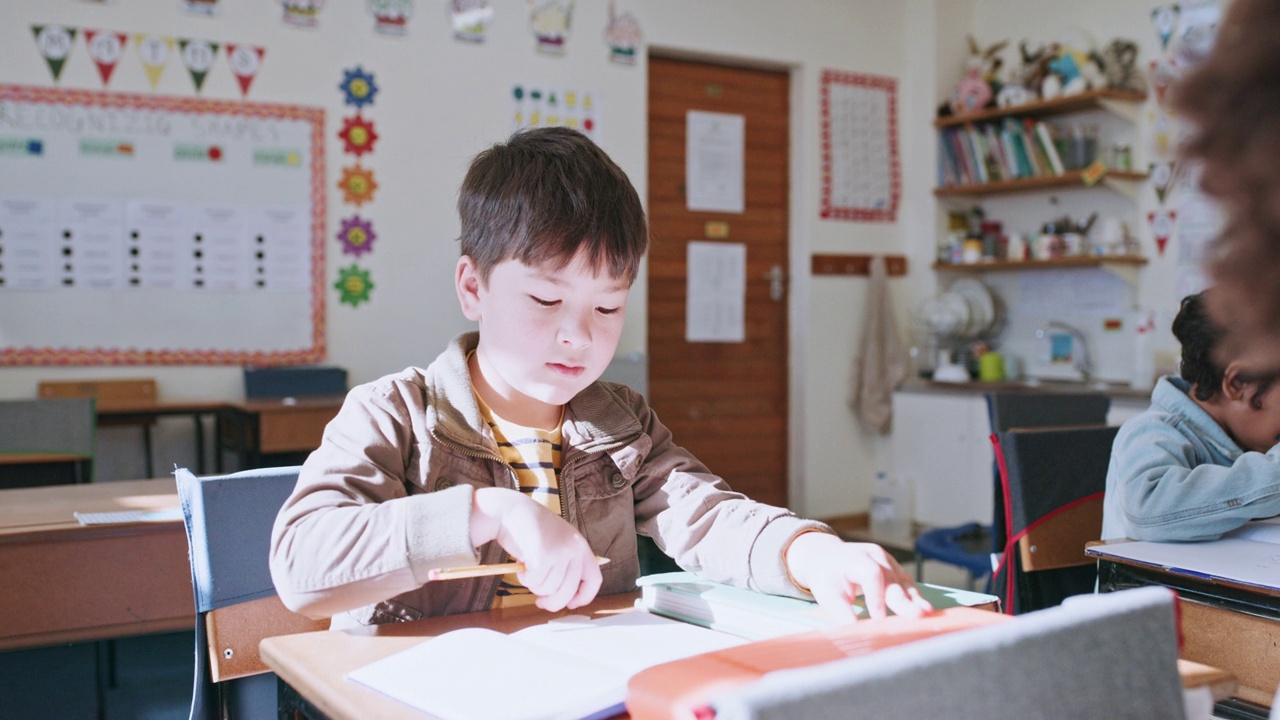 教育，课堂和孩子写在一本书，而在一课的学习或知识。学校，笔记本和年轻的亚洲男孩孩子在学院画一个创意或艺术图片。视频素材