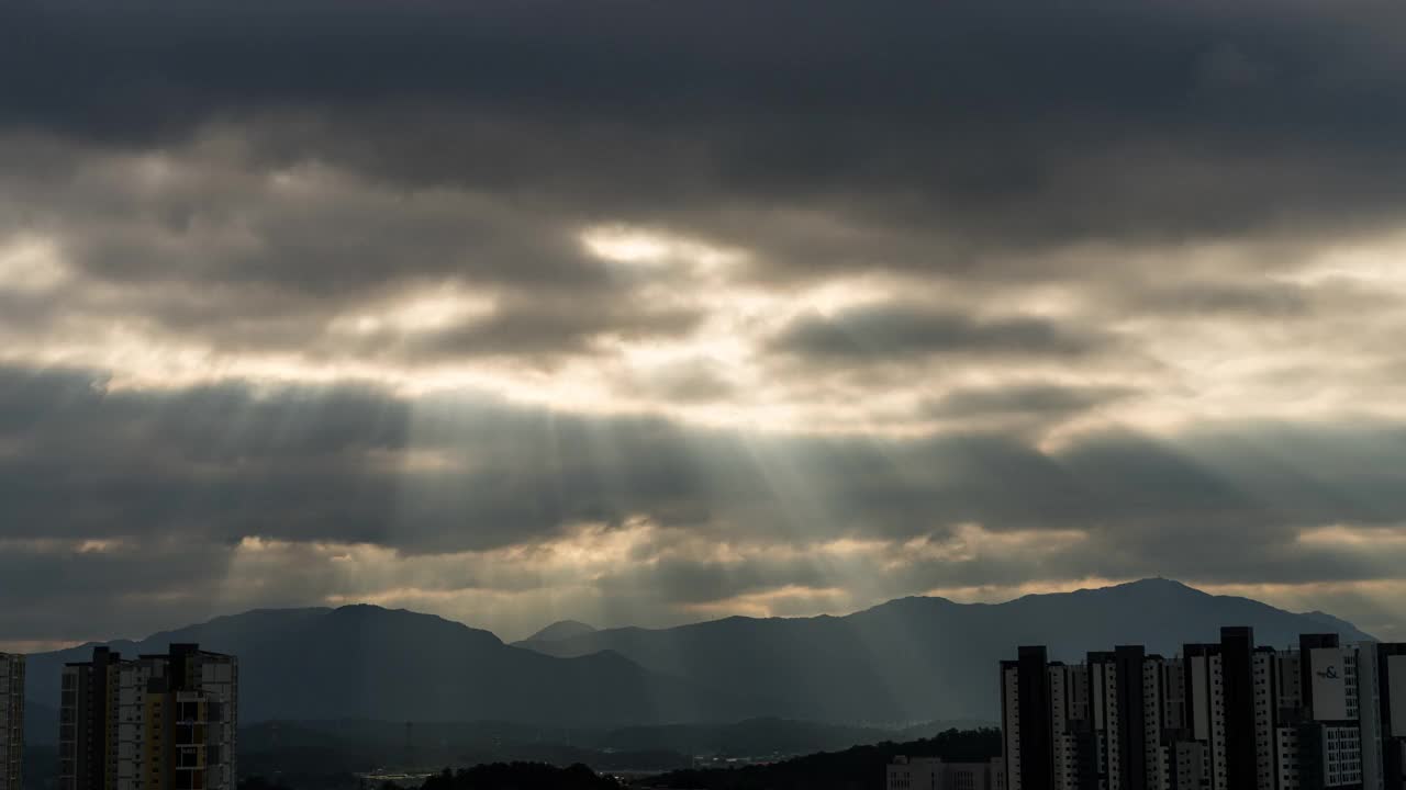 廷德尔现象的云景/南杨州市，韩国京畿道视频素材