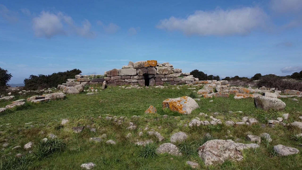 努拉格墓地的考古遗址巨人墓S 'omu de S 'orcu - Tomba di Giganti Omu de Orcu -与新石器时代墓地的前墓石视频素材