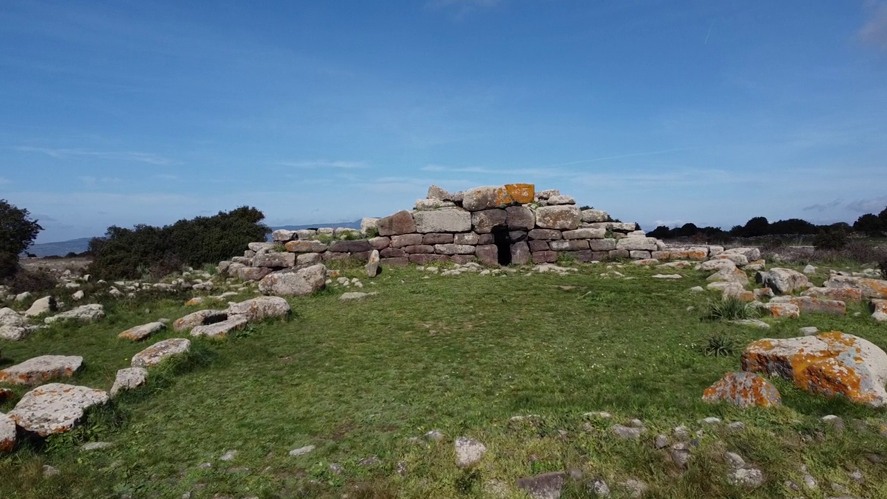 努拉格墓地的考古遗址巨人墓S 'omu de S 'orcu - Tomba di Giganti Omu de Orcu -与新石器时代墓地的前墓石视频素材