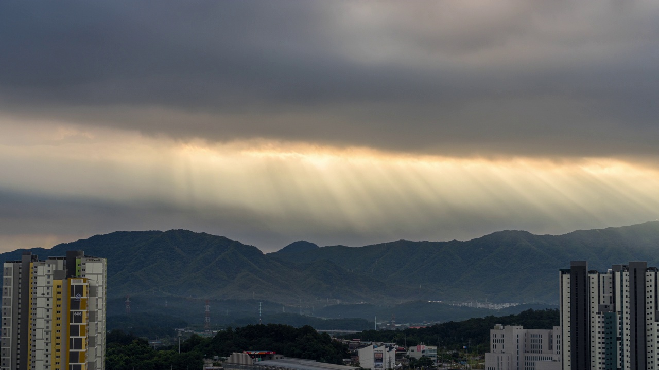 廷德尔现象的云景/南杨州市，韩国京畿道视频素材