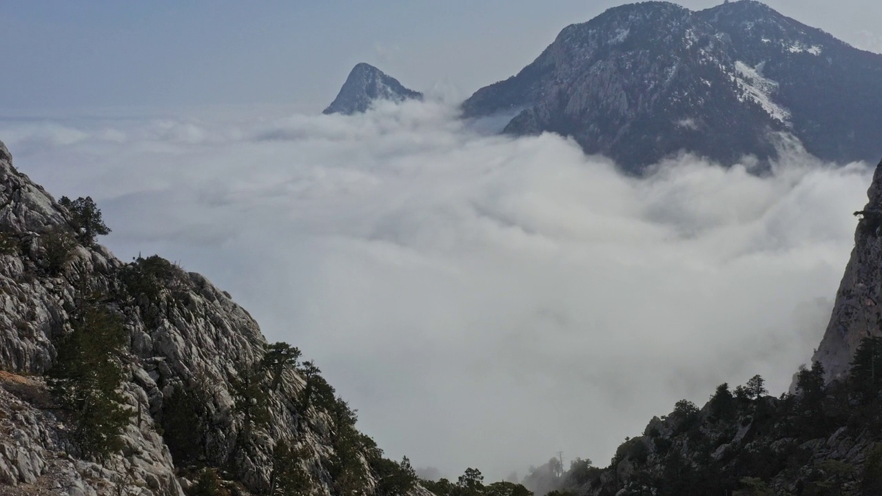 山在云里，无人机的视角视频素材