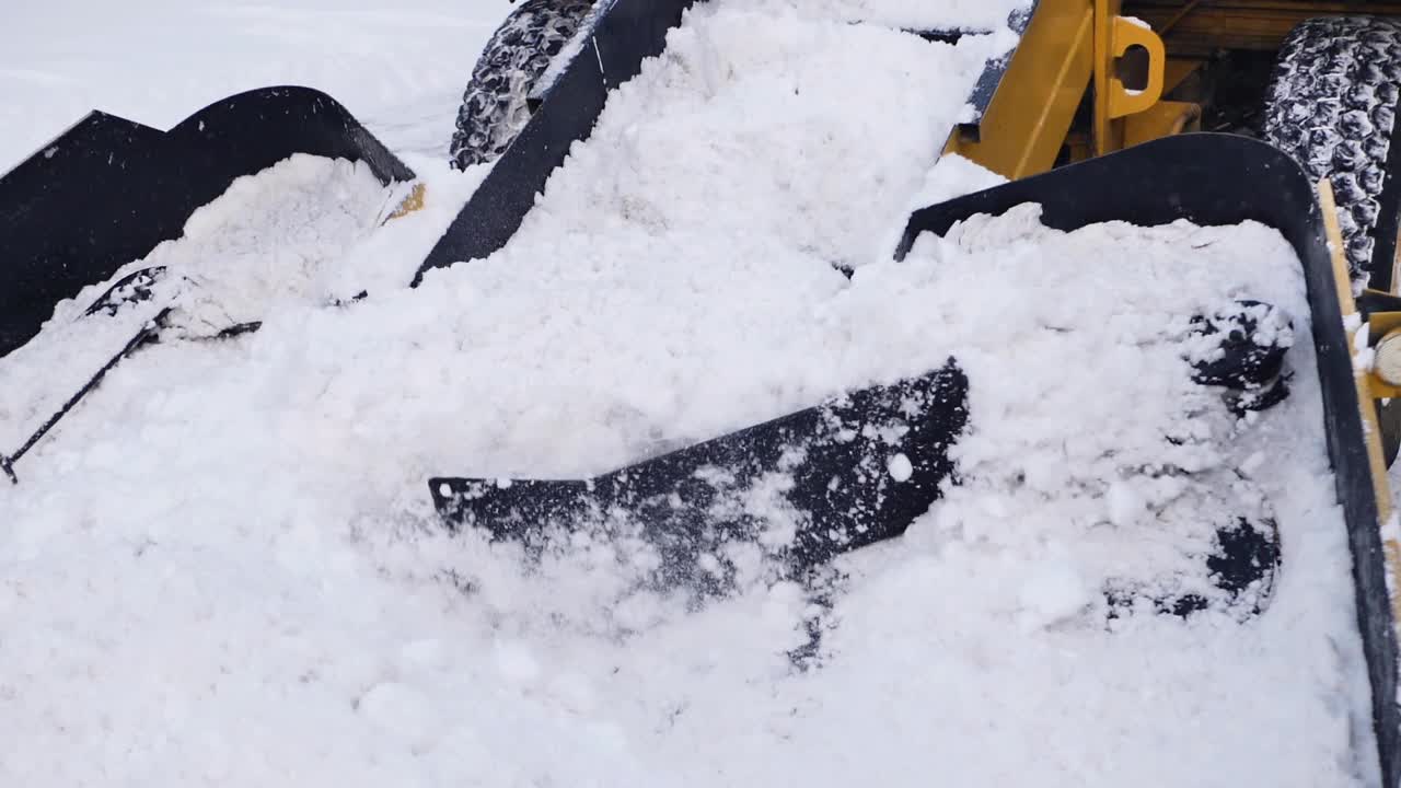 爪式装载机正在清除道路上的积雪视频素材