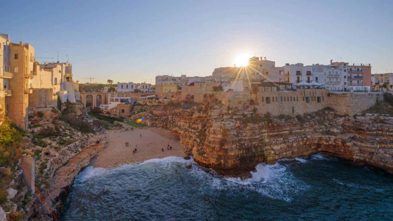 Polignano a Mare，意大利，俯瞰海滩视频素材