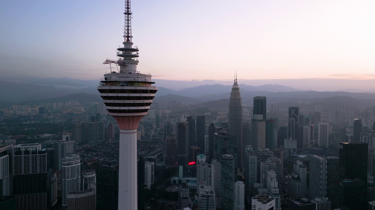 早上吉隆坡城的KL塔和摩天大楼的鸟瞰图视频素材