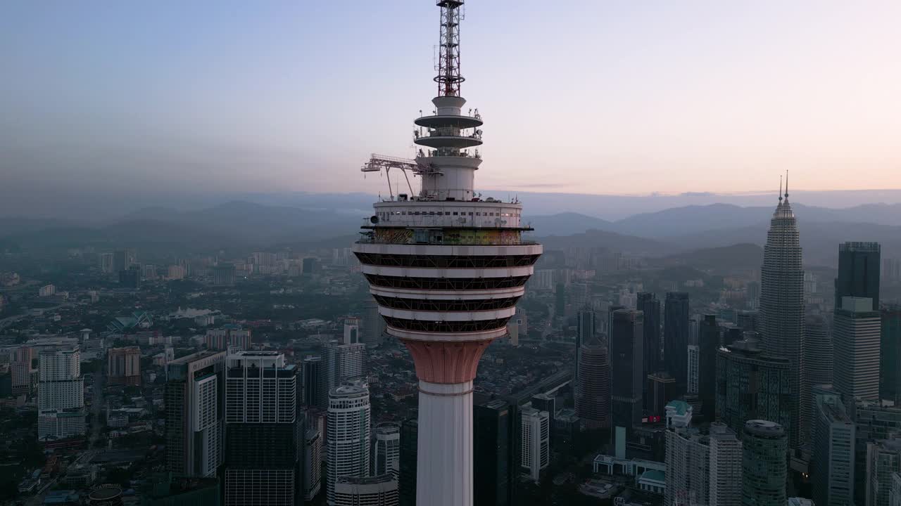 早上吉隆坡城的KL塔和摩天大楼的鸟瞰图视频素材