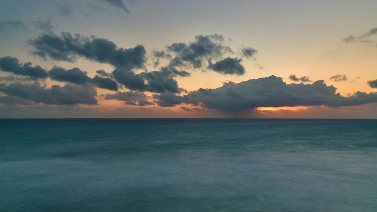 墨西哥坎昆德菲内斯海滩的日出。时间流逝视频下载