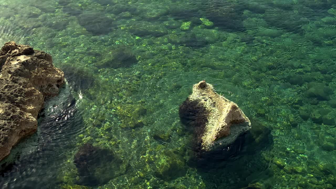 海浪拍打着海岸视频素材