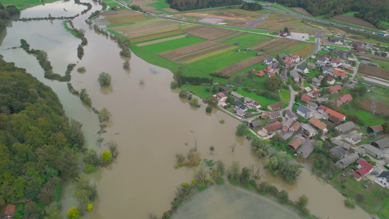 埃尔图:秋季暴雨导致河流在农村地区泛滥视频素材