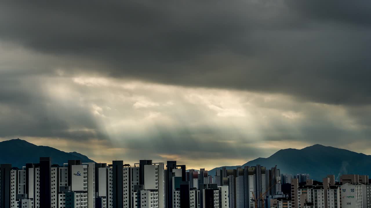 廷德尔现象的云景/南杨州市，韩国京畿道视频素材