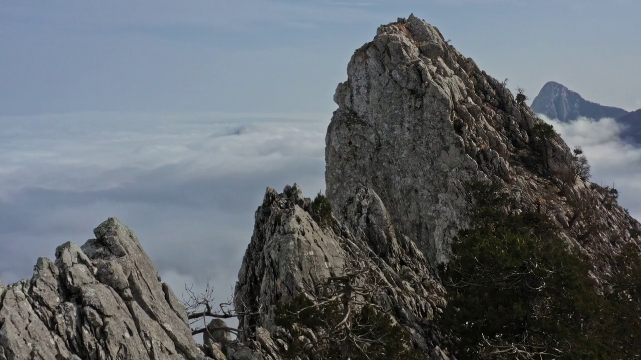 山峰在云中，无人机在视野中视频素材