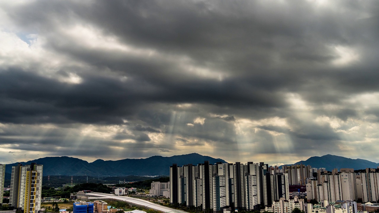 廷德尔现象的云景/南杨州市，韩国京畿道视频素材