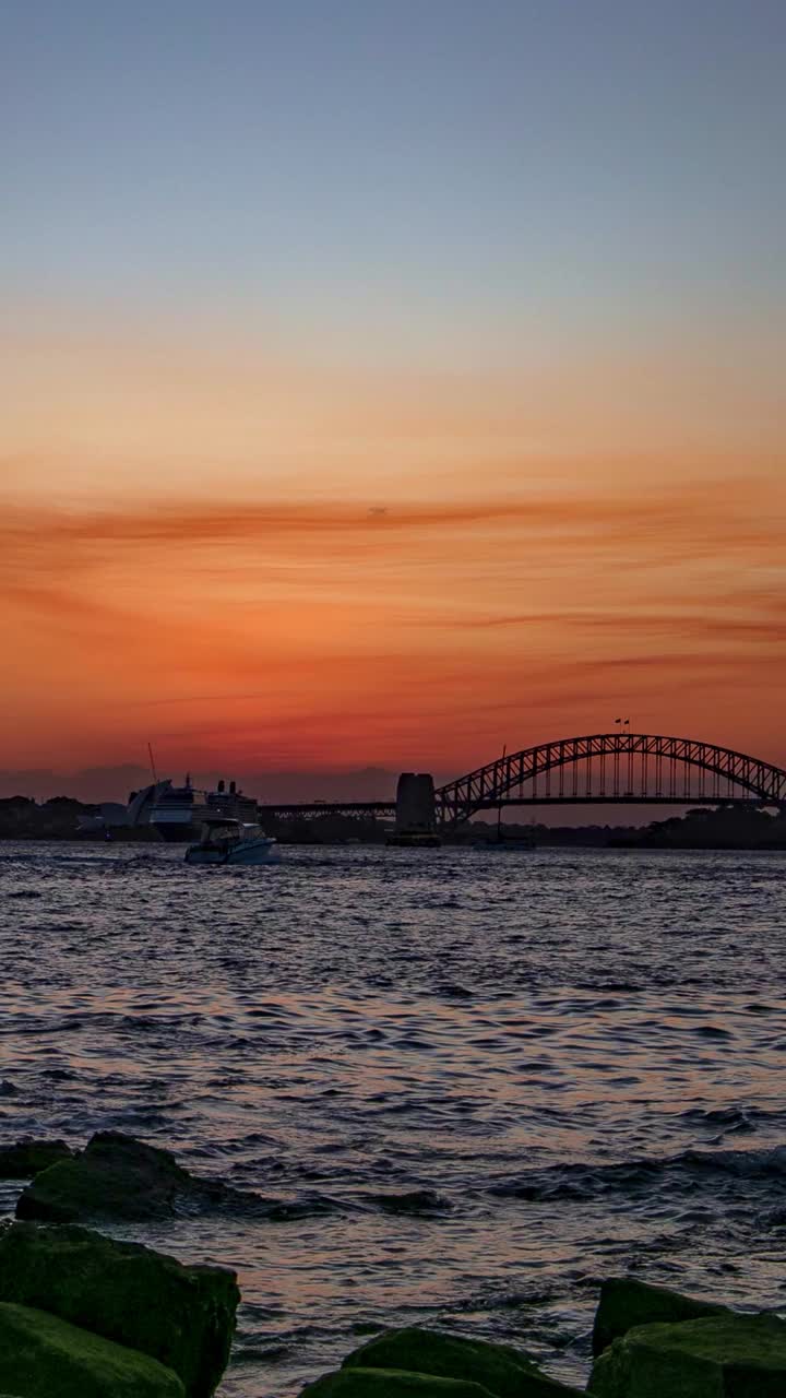 从日落到夜晚，时间在悉尼海港大桥上流逝视频下载