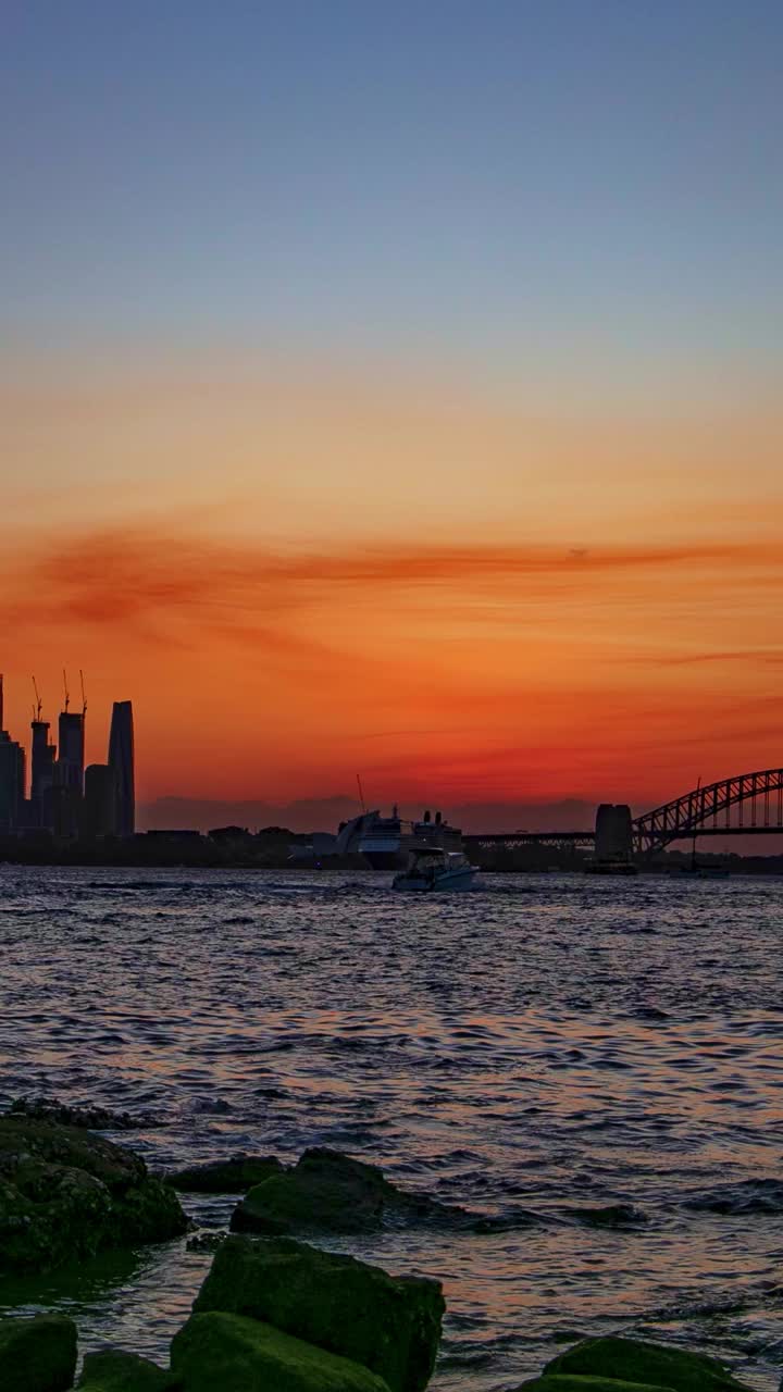 日落到夜晚时间流逝在悉尼城市天际线垂直视频视频素材