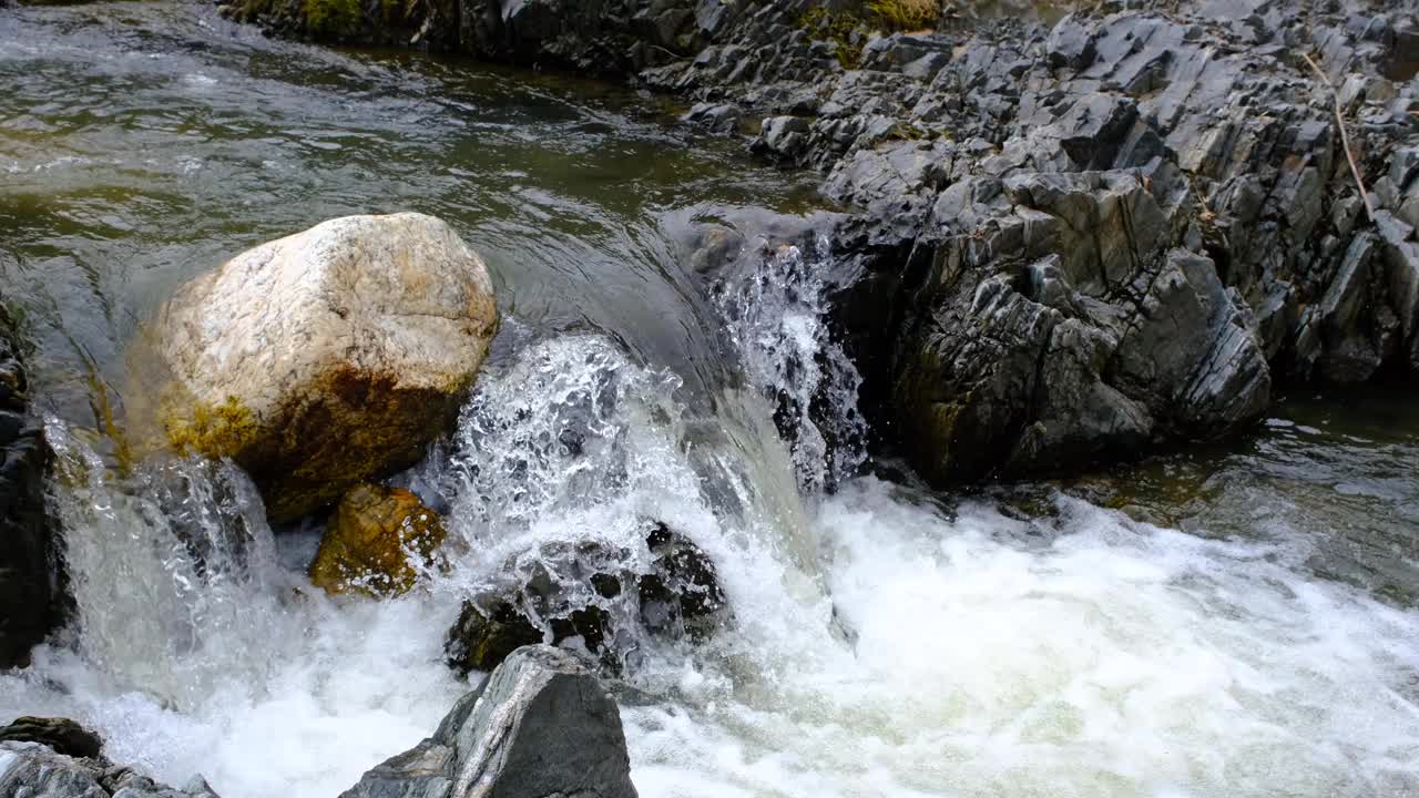 山间河流在岩石间形成瀑布视频素材