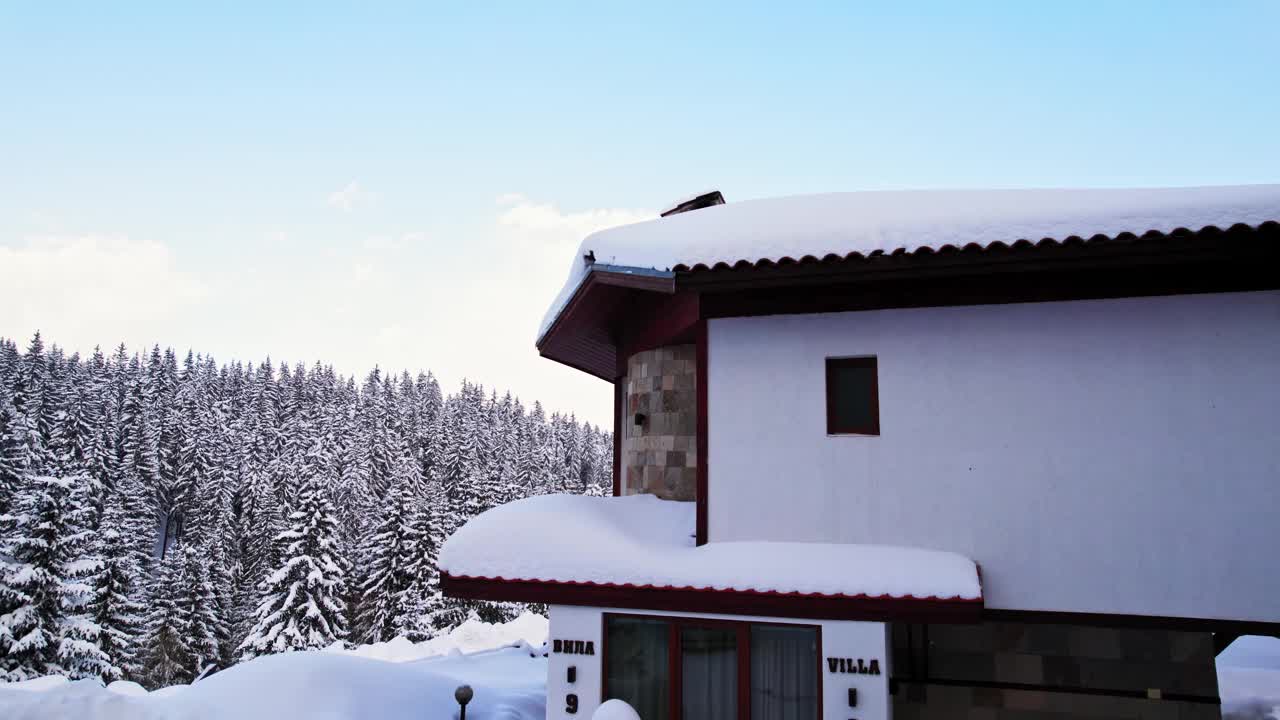 冬季度假酒店山林滑雪场通过无人机飞行视频素材