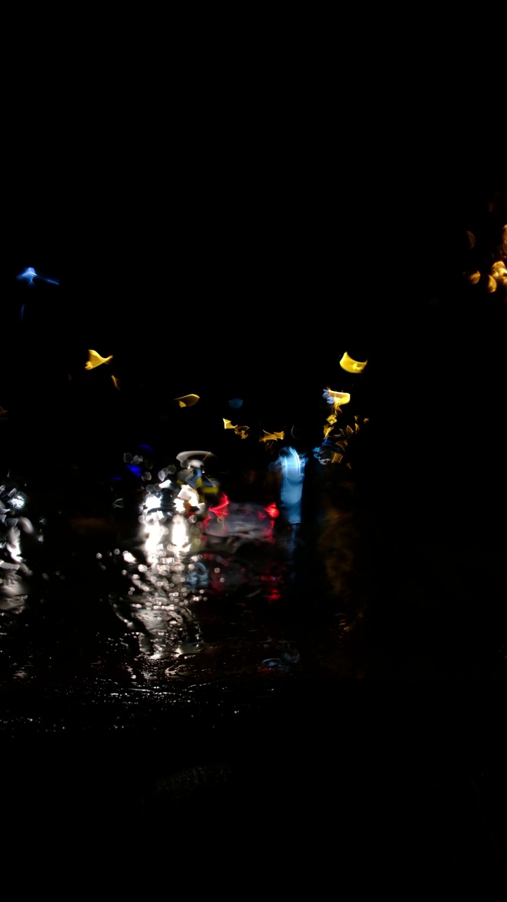 夜晚车窗上的雨滴视频素材