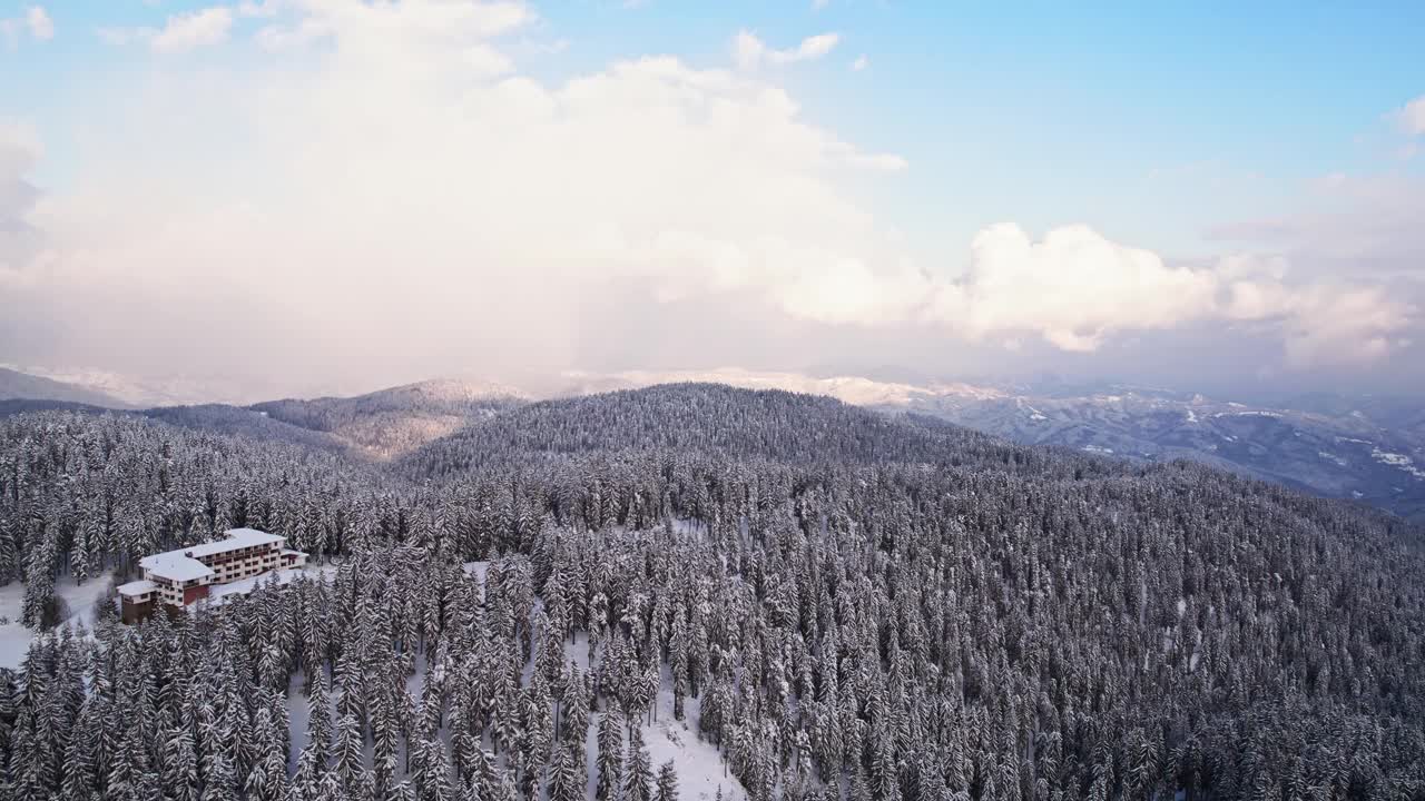 冬季度假雪林度假滑雪季节丘陵山脉上升空中无人机视频素材