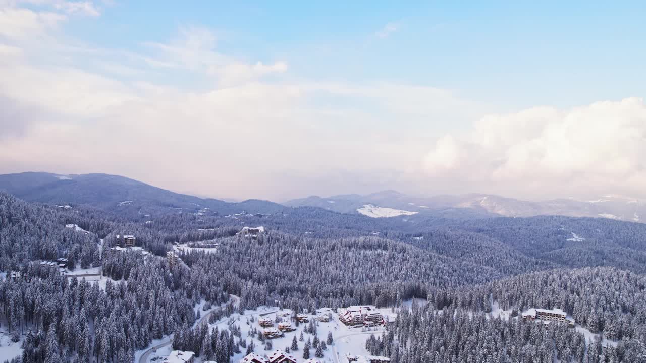 冬季度假胜地雪上度假滑雪季节丘陵山地无人机观赏酒店视频素材