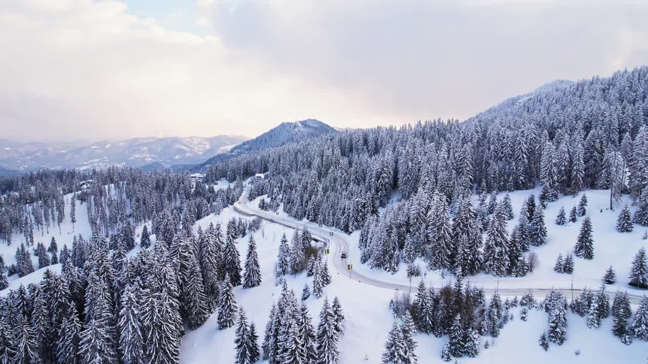 冬季渡假雪场滑雪季丘陵山地空中无人机观赏酒店视频素材