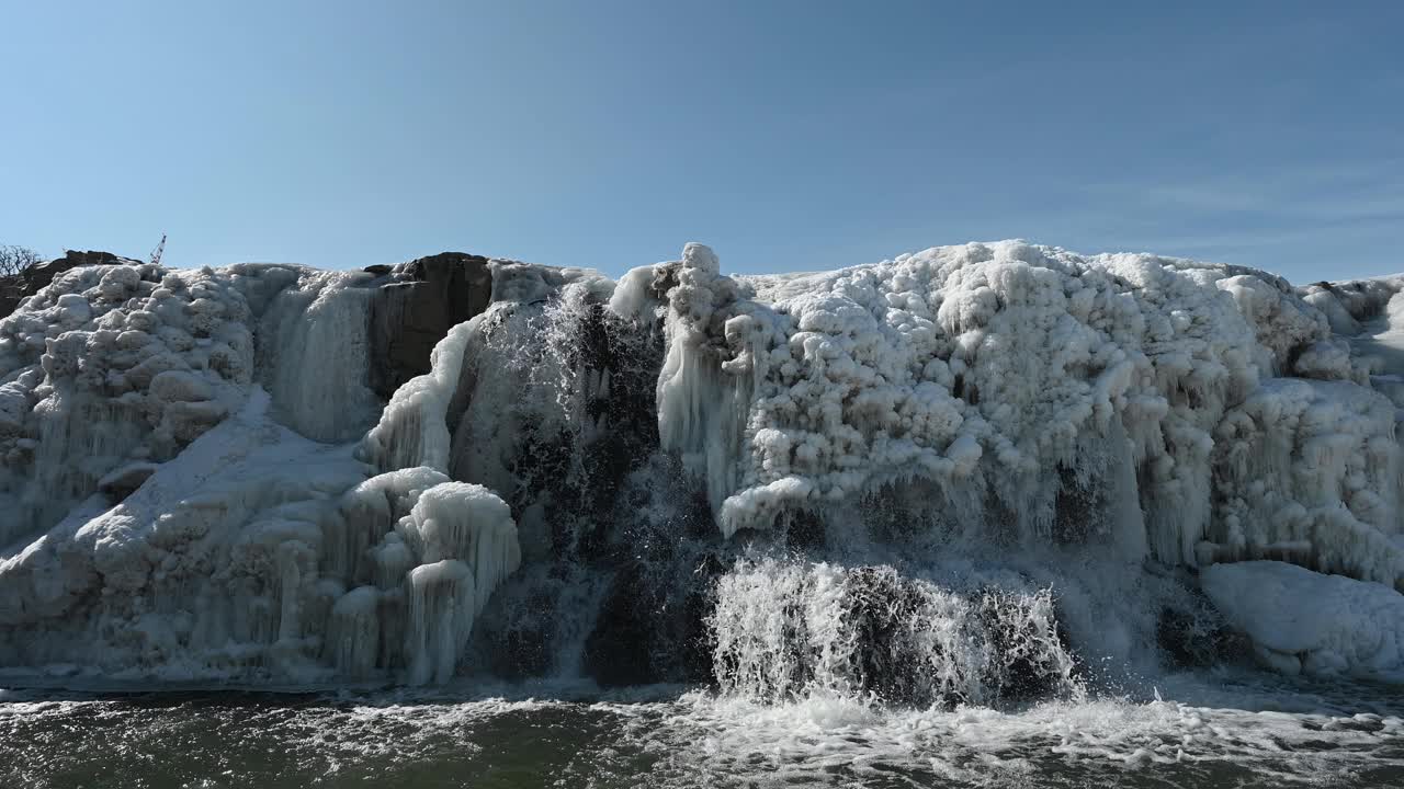 苏福尔斯公园的低角度视图，冰雪覆盖着瀑布视频下载