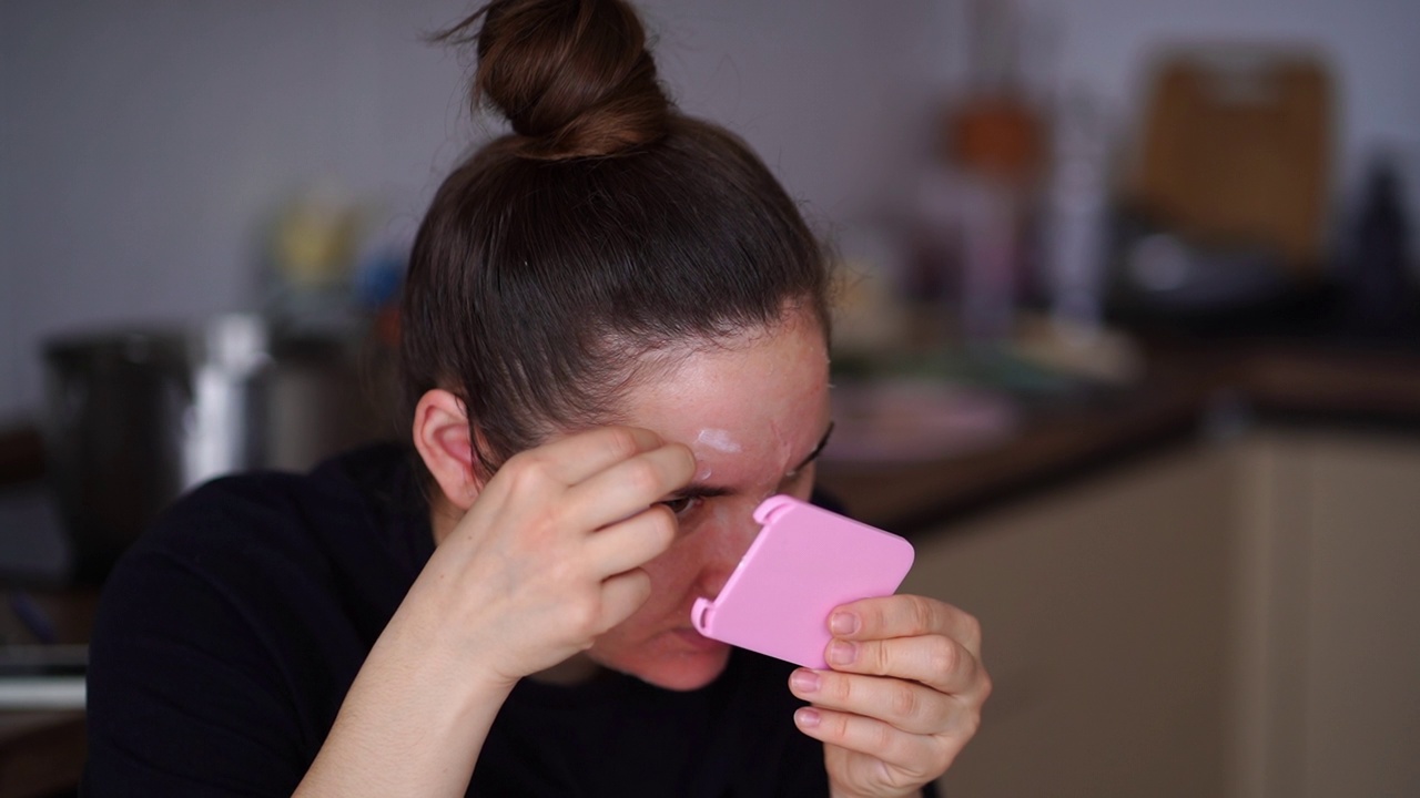 女子在面部剥皮整容手术后视频素材