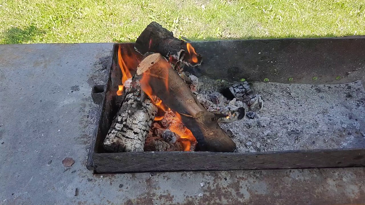 火和木头在火盆里明亮地燃烧着视频素材