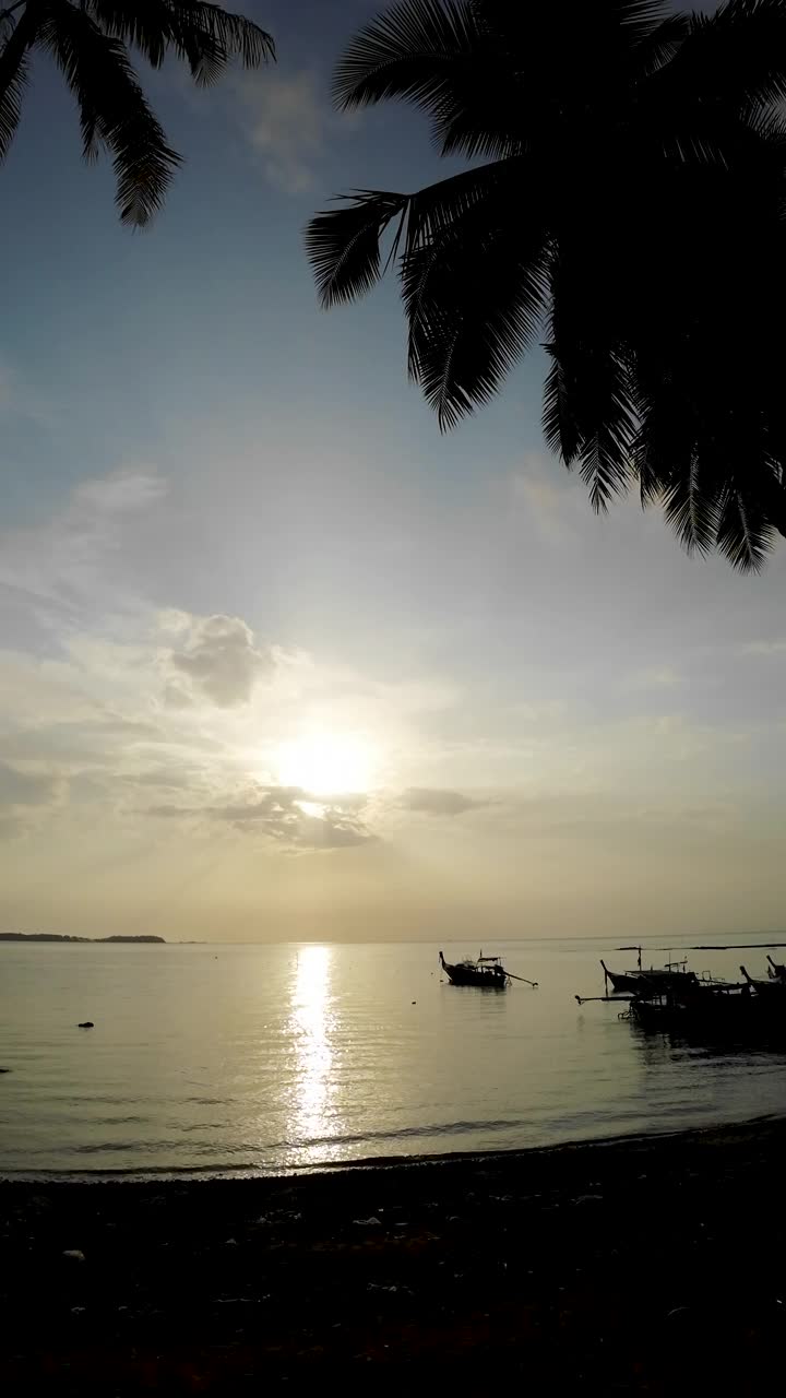 宁静的宁静日出在僻静的海滩泰国视频素材