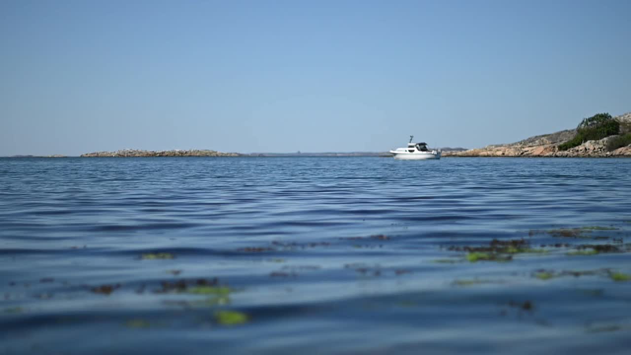 夏天停泊在海湾的白色小船视频素材