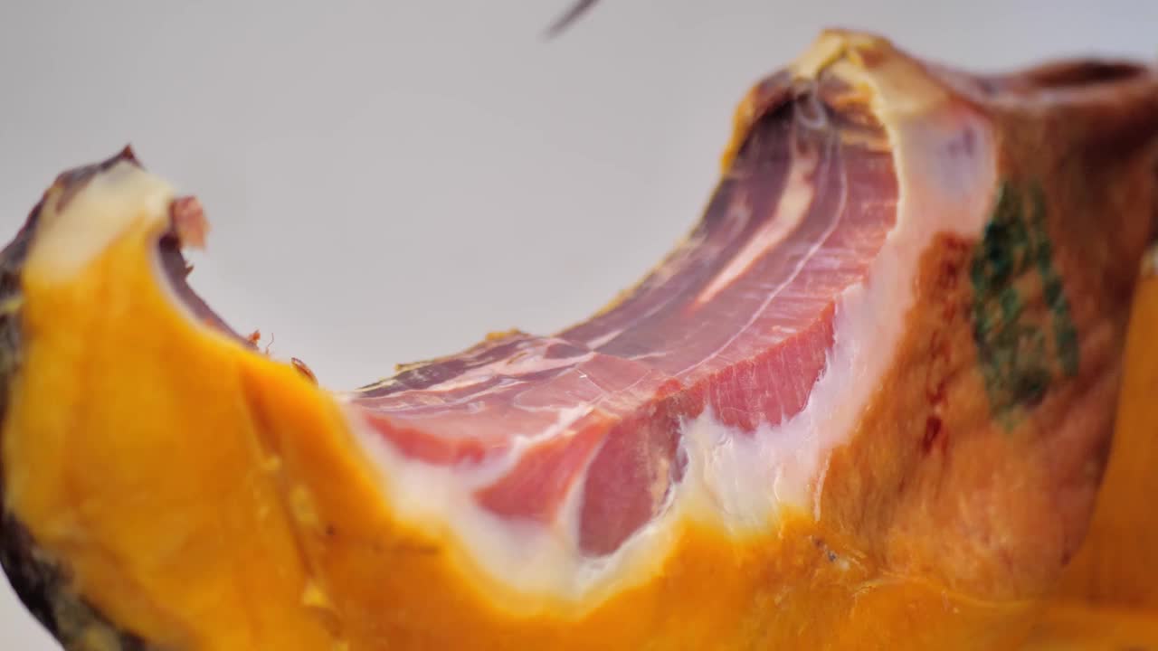 Jamon塞拉诺。传统的西班牙火腿特写。伊比利亚火腿切片。意大利熏火腿特写视频素材