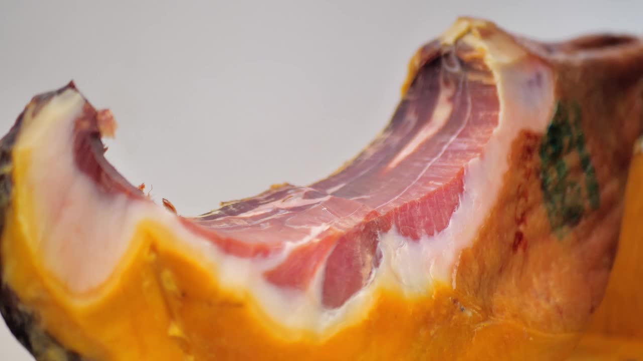 Jamon塞拉诺。传统的西班牙火腿特写。伊比利亚火腿切片。意大利熏火腿特写视频素材