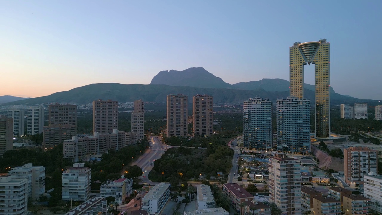 贝尼多姆市的日落，俯瞰著名的摩天大楼。视频素材