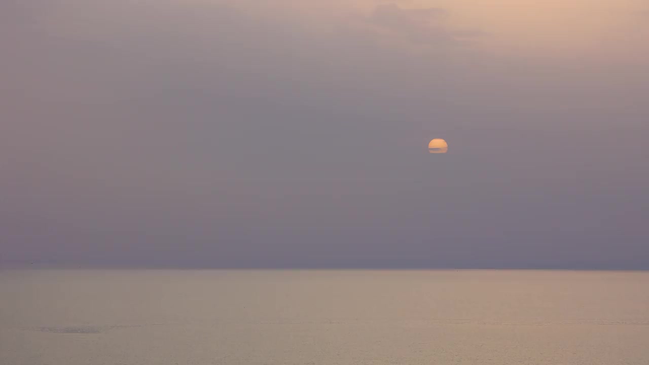 夕阳和雾中的田园海景视频素材