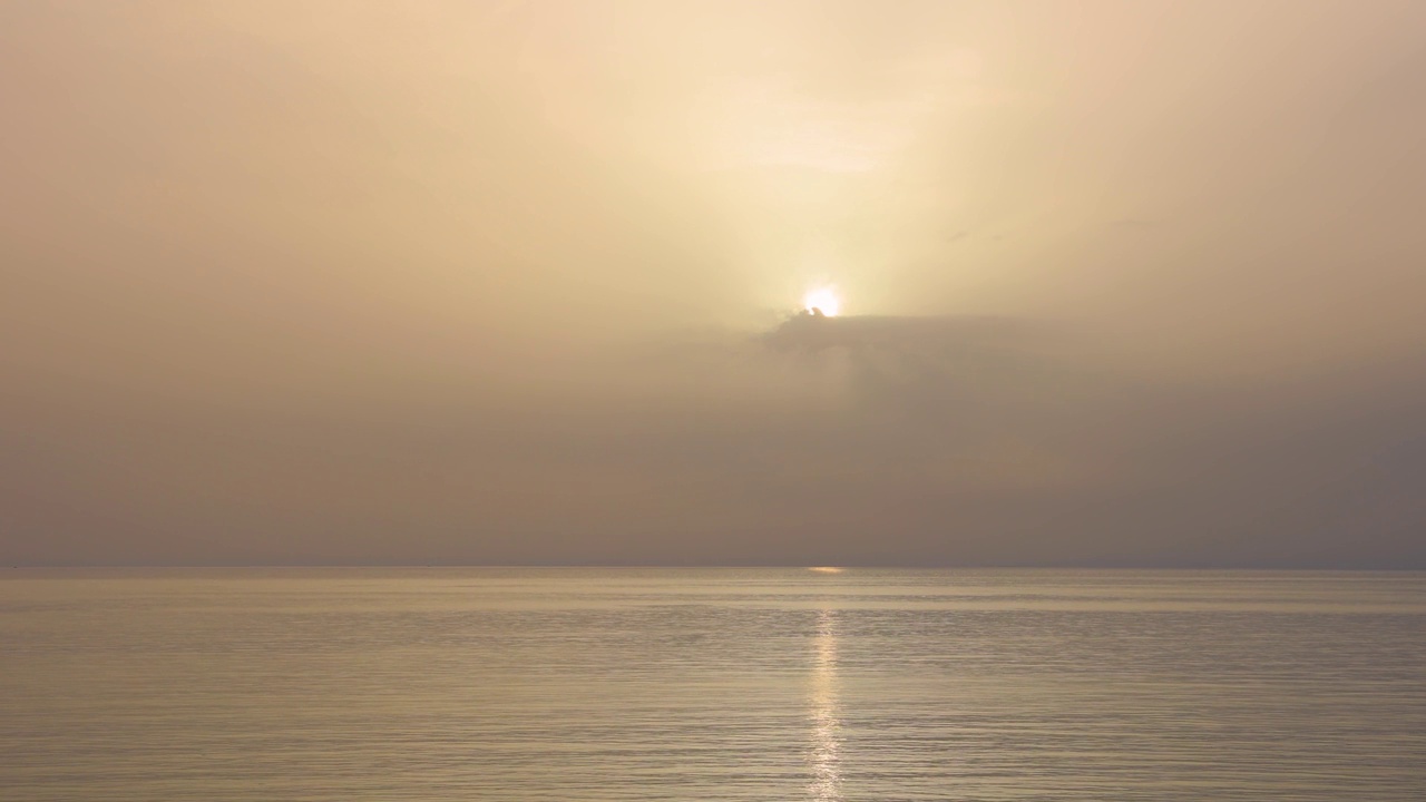 夕阳和雾中的田园海景视频素材